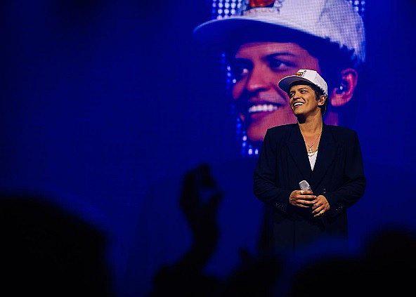 Bruno Mars fascinó a fans cantando clásico tema en español (VIDEO) 