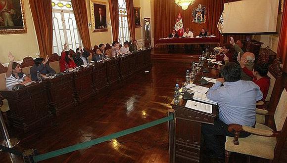 Regidoras del concejo de Trujillo sorprenden a trabajadores despedidos firmando documentos