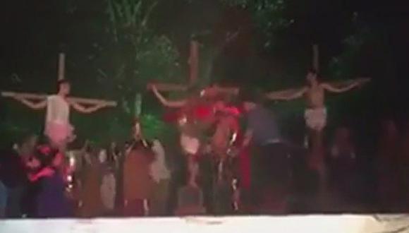 Hombre en estado de ebriedad intenta rescatar a 'Jesús' en una obra teatral (VIDEO)