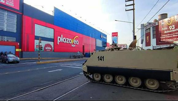En la avenida Cusco se instaló una tanqueta y soldados, en apoyo de la PNP en las tareas del control interno