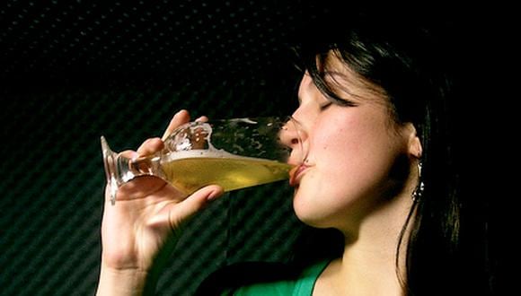 Estudio revela que consumo moderado de alcohol hace lucir más atractivos a bebedores