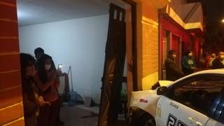 Taxista es acuchillado por asaltante e impacta unidad contra vivienda