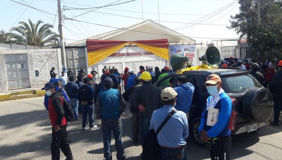 Obreros se apostaron en las puertas del Gobierno Regional de Tacna. (Foto: Adrian Apaza)