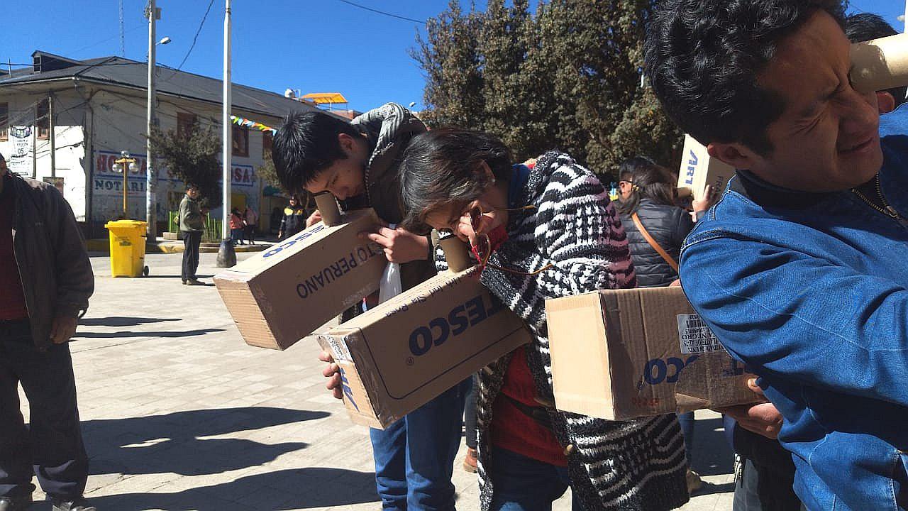 Con proyectores caseros pasqueños observaron eclipse solar