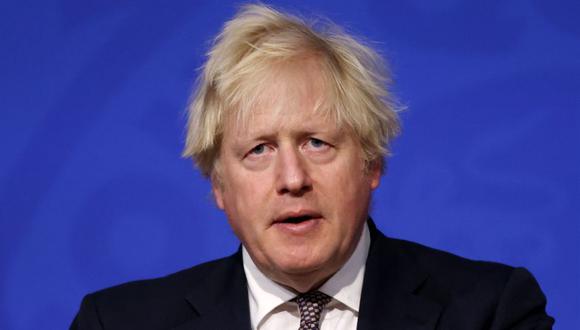 El primer ministro británico, Boris Johnson, se encuentra en el ojo de la tormenta tras la aparición de un video de una supuesta celebración navideña por parte de su gabinete durante la pandemia de COVID-19. (Foto: Hollie Adams / POOL / AFP).