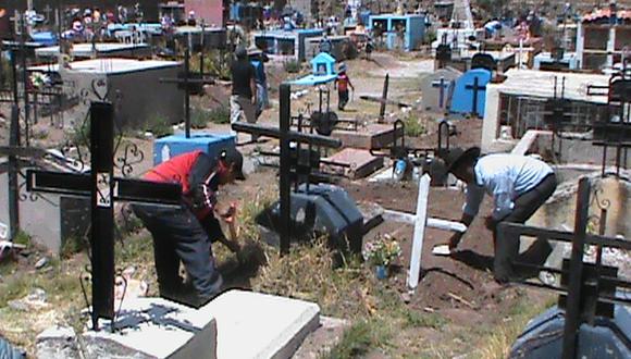Pintan 500 crucen en cementerio de Chivay por Todos los Santos