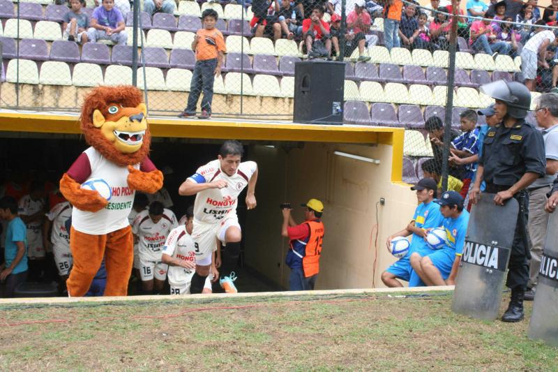 Gianfranco Espinoza y Junior Huerta ficharon por el León