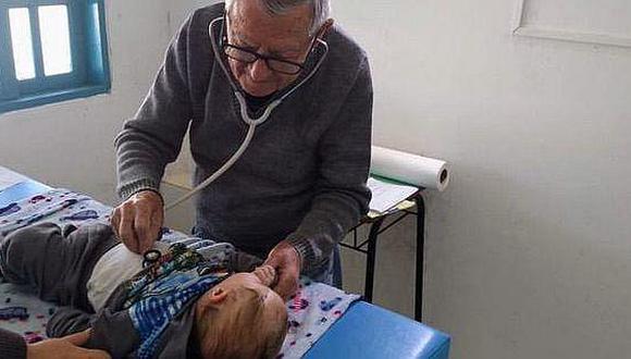 Pediatra de 92 años atiende gratuitamente a niños en situación de pobreza (FOTOS)