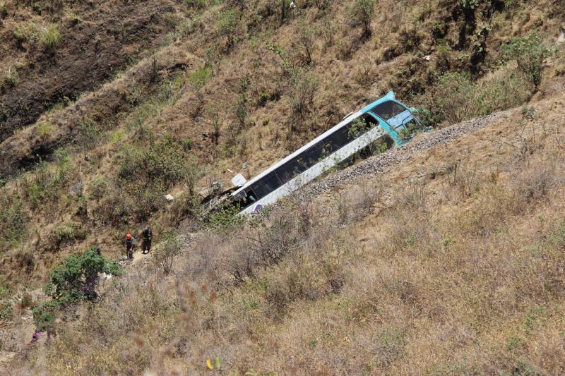 22 muertos deja el ómnibus Civa que cayó a abismo de 200 metros