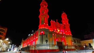 Basílica Catedral de Piura se ilumina de color rojo