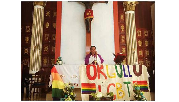 Facebook: Cura oficia misa con bandera del orgullo LGBT, lo crítican y responde así (FOTOS)