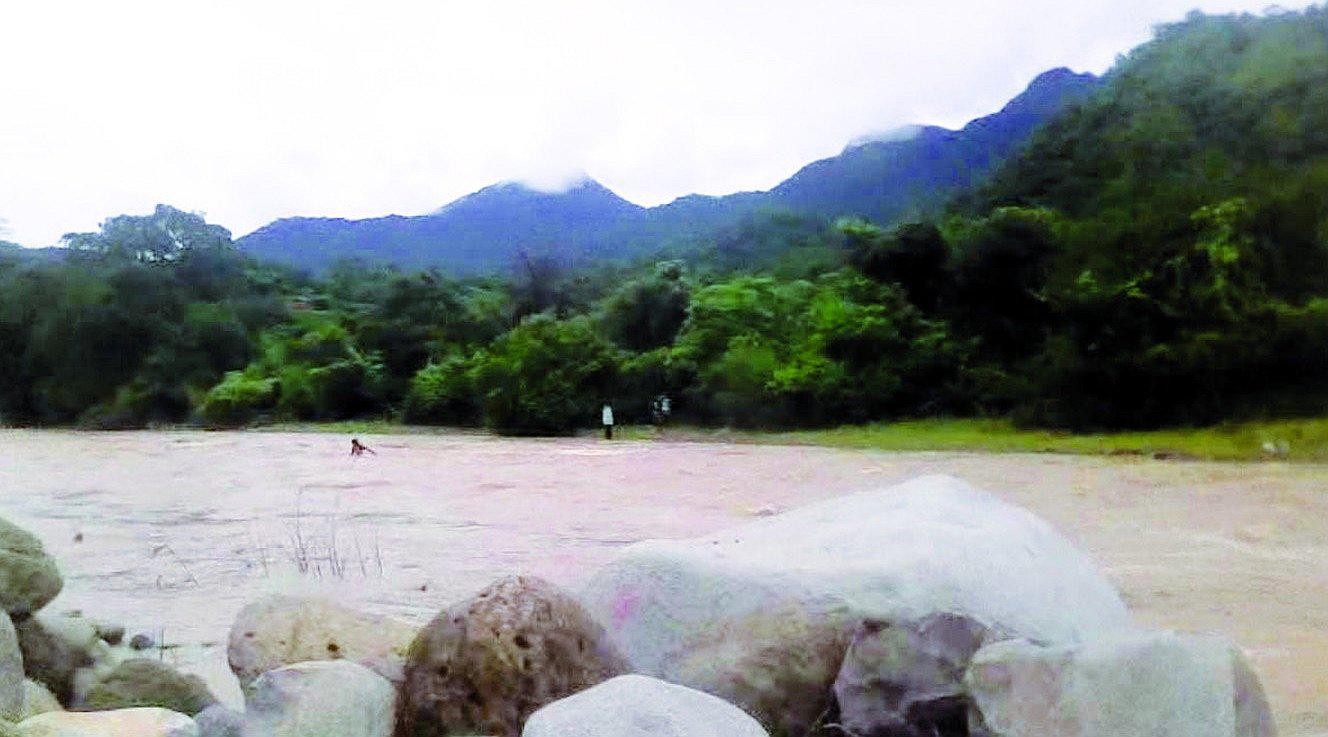 Otro muerto por lluvias en Olmos y siguen caseríos aislados