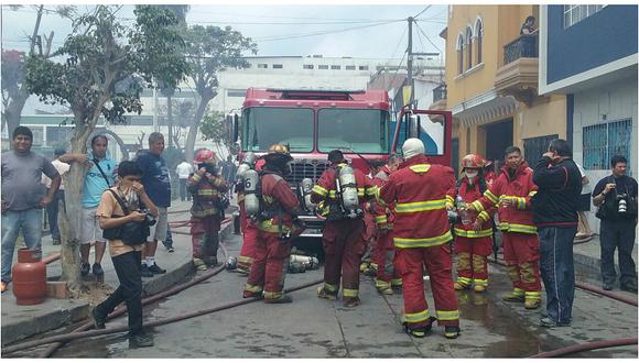 ​Breña: Incendio arrasa con ferretería y bomberos resultan heridos (VIDEO)