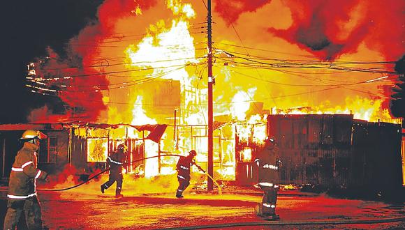 El fuego arrasa con varias viviendas en el distrito de Negritos