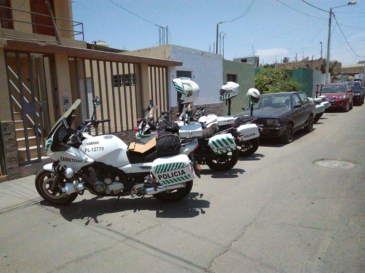 Policía de Carreteras de Chincha recibe un patrullero y 10 motos