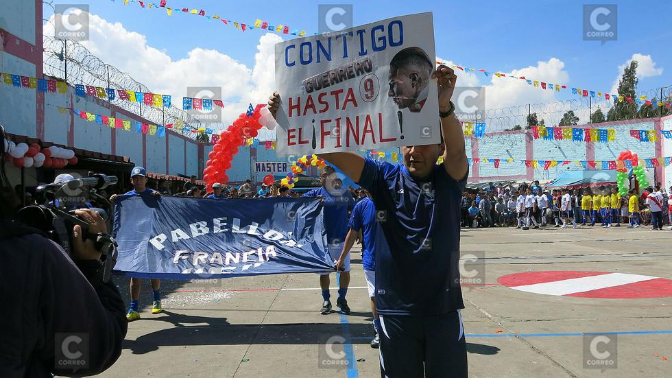 Desde penal de Huancayo, internos mandan mensajes de apoyo a Paolo Guerrero (VIDEO)