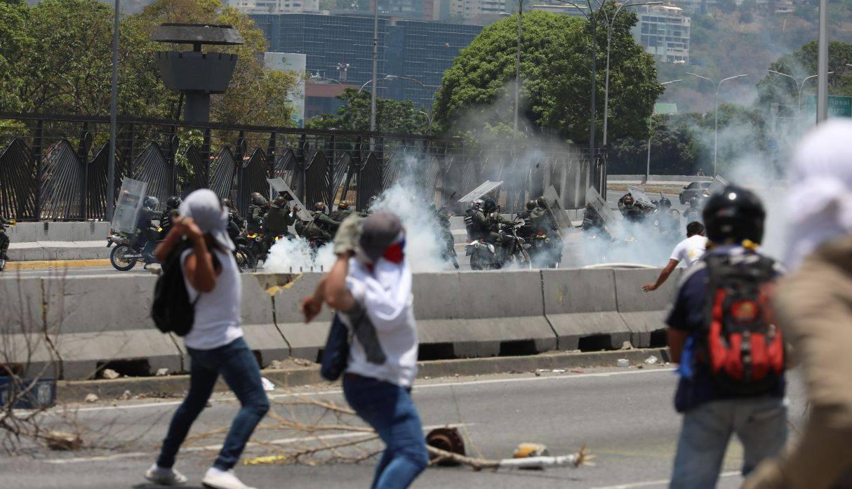 Lanzan bombas lacrimógenas contra protestas opositoras en Caracas. (Foto: EFE)