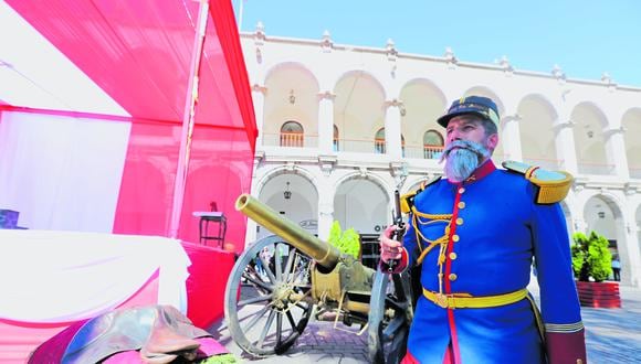El Teniente Coronel orgulloso portar el uniforme del héroe Francisco Bolognesi. (Foto: Leonardo Cuito)