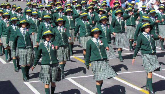 Desfile escolar por Día del Papa