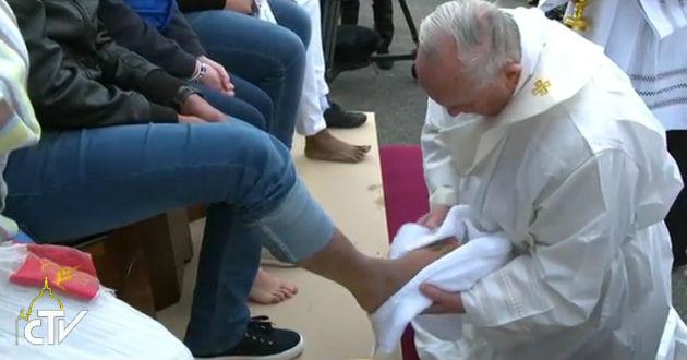 Papa Francisco lava los pies de refugiados distintas religiones 
