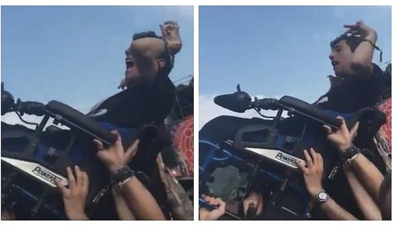 Levantan a joven en silla de ruedas para que disfrute de concierto (VIDEO)