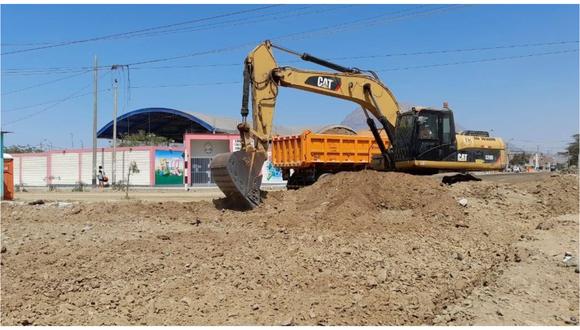 Obras se ejecutarán tras 47 años de espera. El alcalde de Huanchaco, Estay García supervisó los trabajos que llegarán a cubrir 34 cuadras de asfalto y veredas.