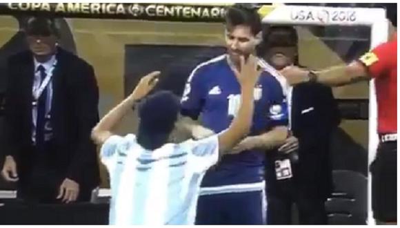 ​Lionel Messi: Hincha se rinde ante los pies del astro argentino (VÍDEO)