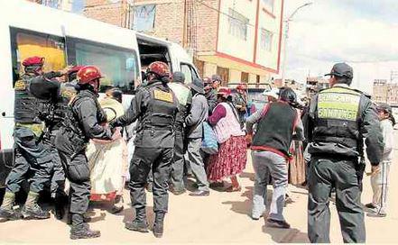 Atacan a policías para recuperar contrabando en Puno