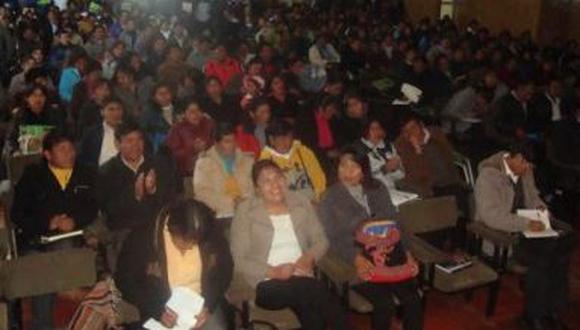 UGEL Carabaya reconoció y condecoró el esfuerzo de los docentes de Educación Primaria
