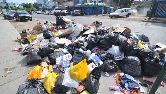 Acumulación de basura en calles de Surco tras dos días sin servicio de recopilación de desperdicios.