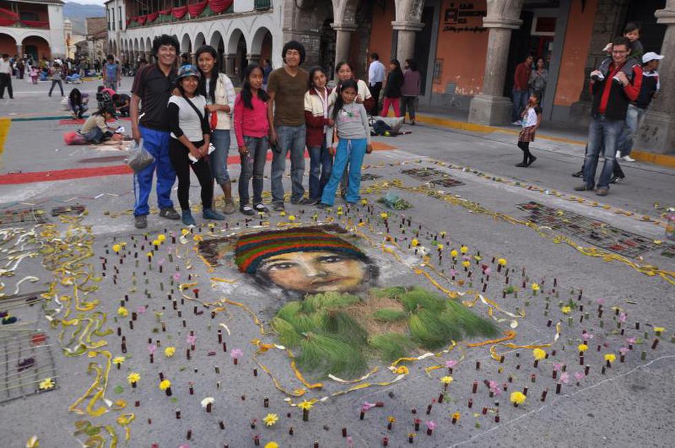 Video: Elaboran alfombra con material reciclado y vegetación seca