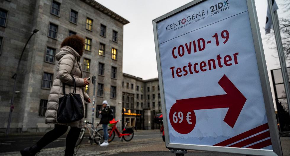 Una mujer camina hacia un centro de pruebas de coronavirus en Berlín, el 6 de enero de 2021. (John MACDOUGALL / AFP).