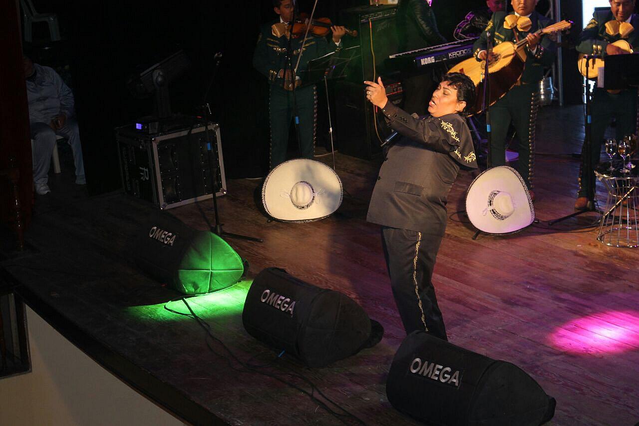 Ronald Hidalgo: "La gente dice que mientras yo cante, Juan Gabriel vivirá"