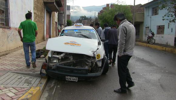 Dos heridos deja choque de autos en centro de Huancayo 