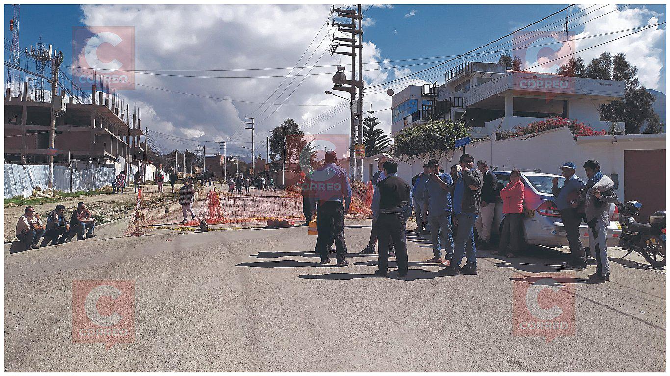 Choferes y vecinos cierran vía por huecos en pistas del Cerrito de la Libertad