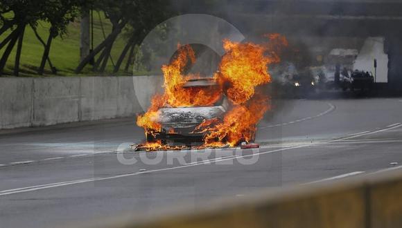 Auto se incendia en plena Vía Expresa (VIDEO)