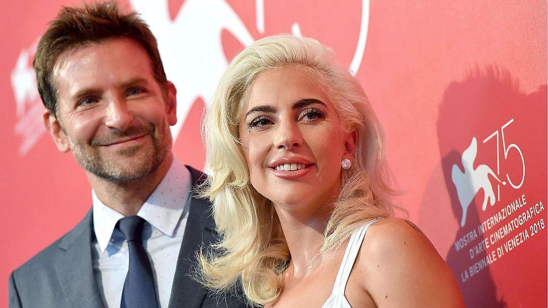Lady Gaga es captada besando a joven y no es Bradley Cooper (FOTOS)
