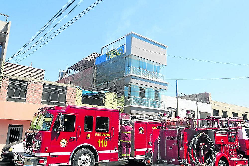 Trabajadores de conocida pollería consiguen sofocar incendio que amenazaba con extenderse
