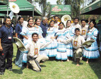 Grupos de danzas nos representaron en Ecuador