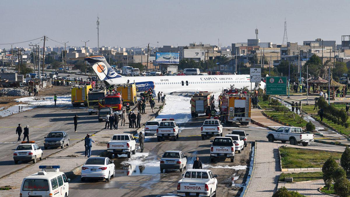 Esta fotografía tomada en la ciudad de Bandar-e Mahshahr, en el suroeste de Irán, muestra un avión McDonnell Douglas MD-83 de Caspian Airlines rodeado de equipos de emergencias. (AFP)