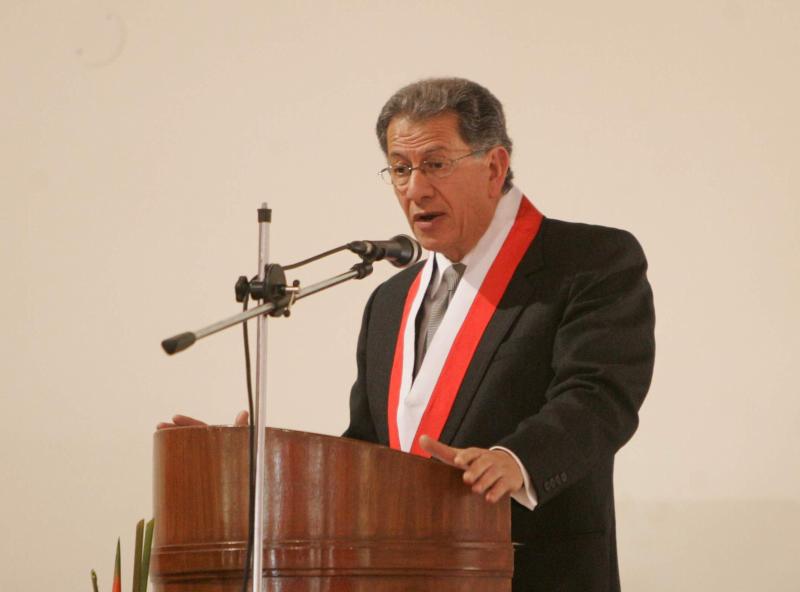 Oscar Urviola es elegido presidente del TC