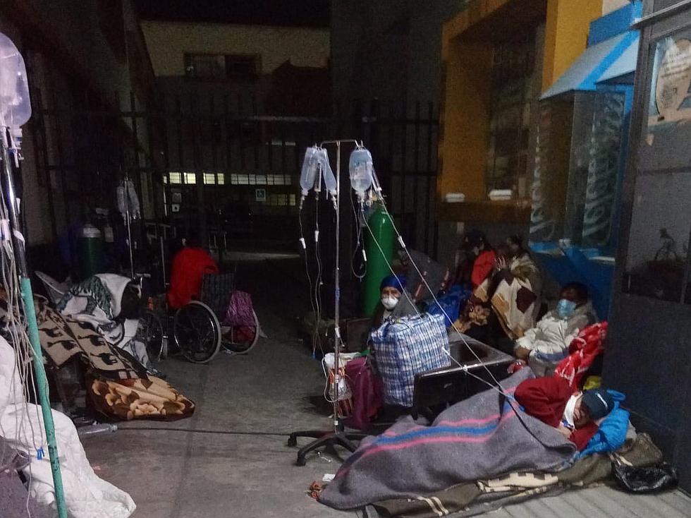 ​Hospital COVID-19 de Arequipa colapsa: pacientes son atendidos en la intemperie (FOTOS)