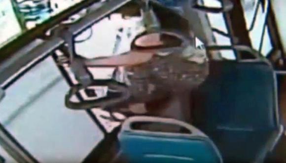 Una mujer se pasa el paradero y baja del bús en movimiento por la ventana (VIDEO)