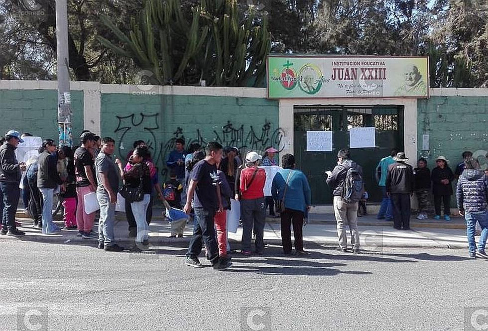 Protestan por cuotas irregulares en colegio: hasta cobran un sol para ir en jean (FOTOS)