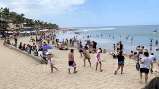 Los turistas desafían al coronavirus en el balneario de Máncora