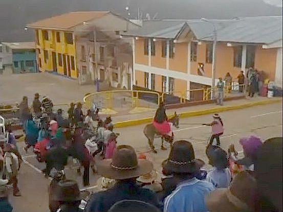 Pasean autoridad en burro y con polleras por mala gestión