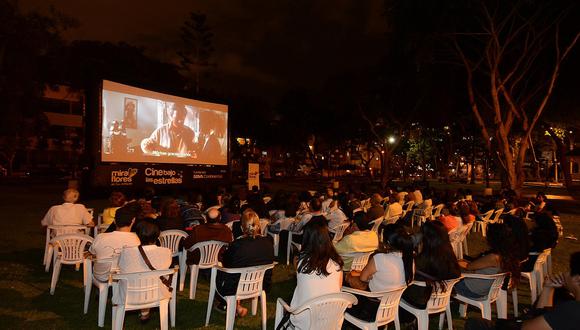 Miraflores: Proyectan películas en parques