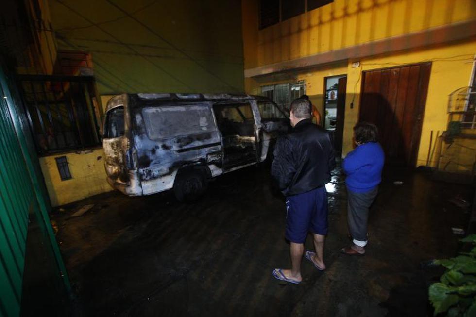 Combi se incendia por corto circuito en Breña