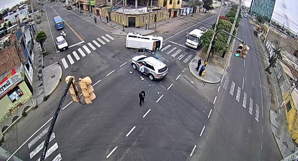 Combi con pasajeros choca con camioneta chilena y luego vuelca