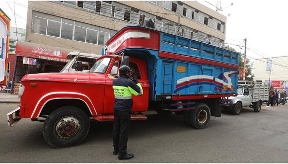 Retiran unidades de carga pesada de alrededores de mercado Zonal Palermo 
